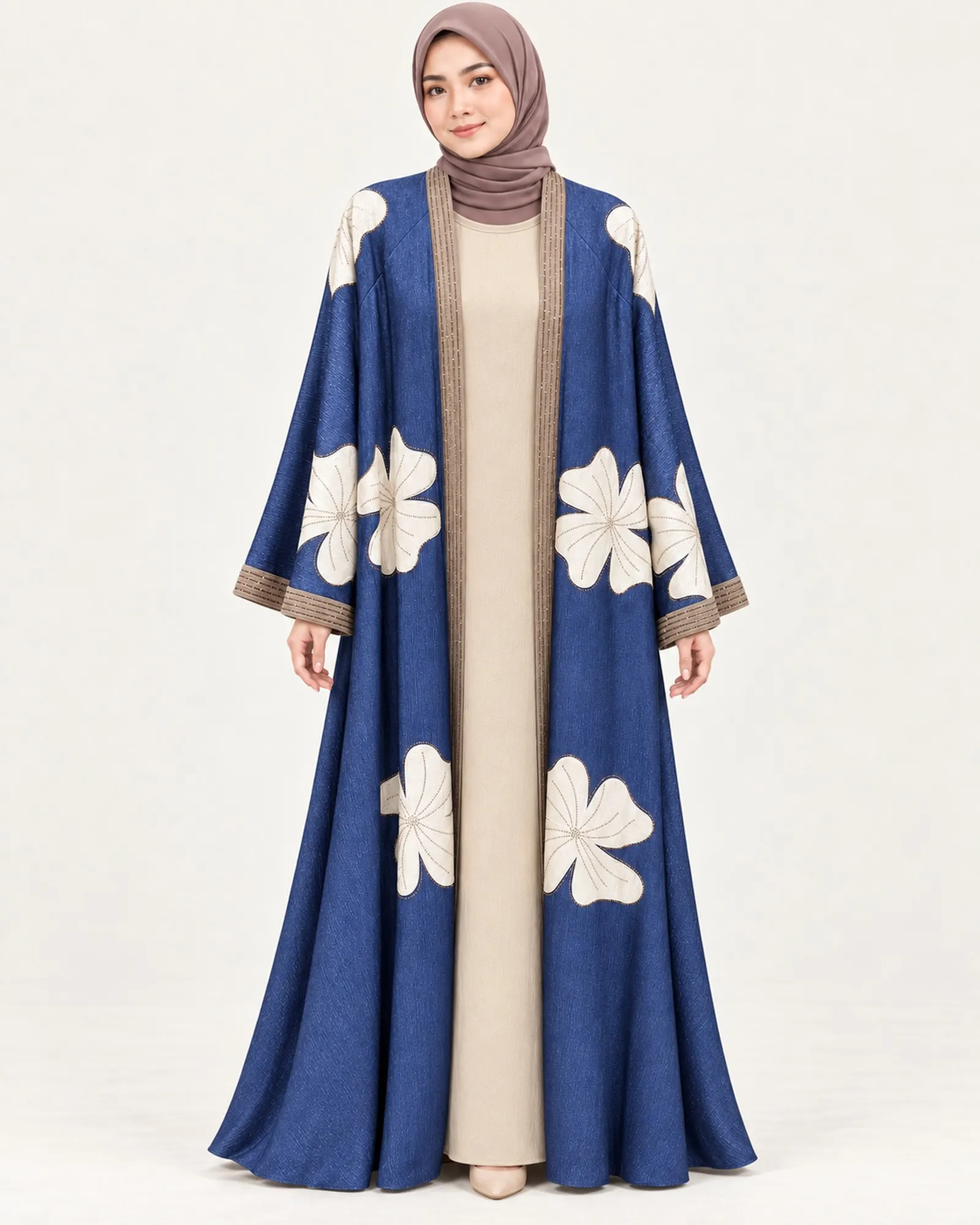 Abaya Bunga warna Biru Denim dikenakan model